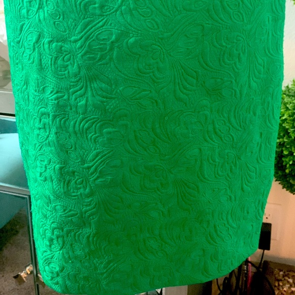 Ellen Tracy Green Sleeveless Jacquard Sheath Dress Gold Chain P-P 17”, P-H 26” - Picture 3 of 7